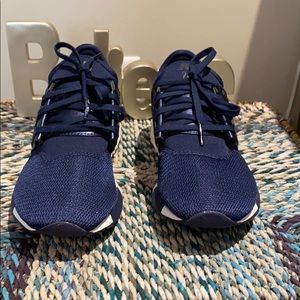 NEW BALANCE SHOES SIZE 6 NEVER WORN!